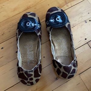 Bernardo giraffe flats size 8